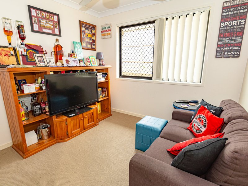 Photo - 17 Chandon Court, Hillcrest QLD 4118 - Image 7