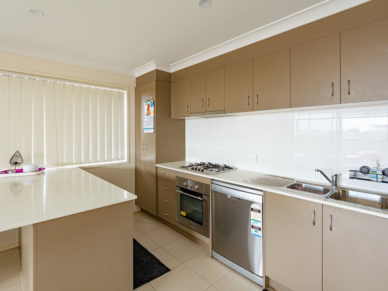 Photo - 17 Chandon Court, Hillcrest QLD 4118 - Image 14