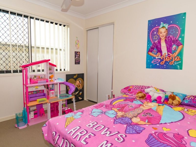 Photo - 17 Chandon Court, Hillcrest QLD 4118 - Image 17