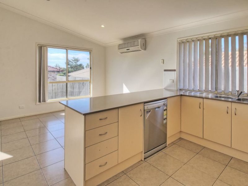 Photo - 17 Charlton Place, Regents Park QLD 4118 - Image 2