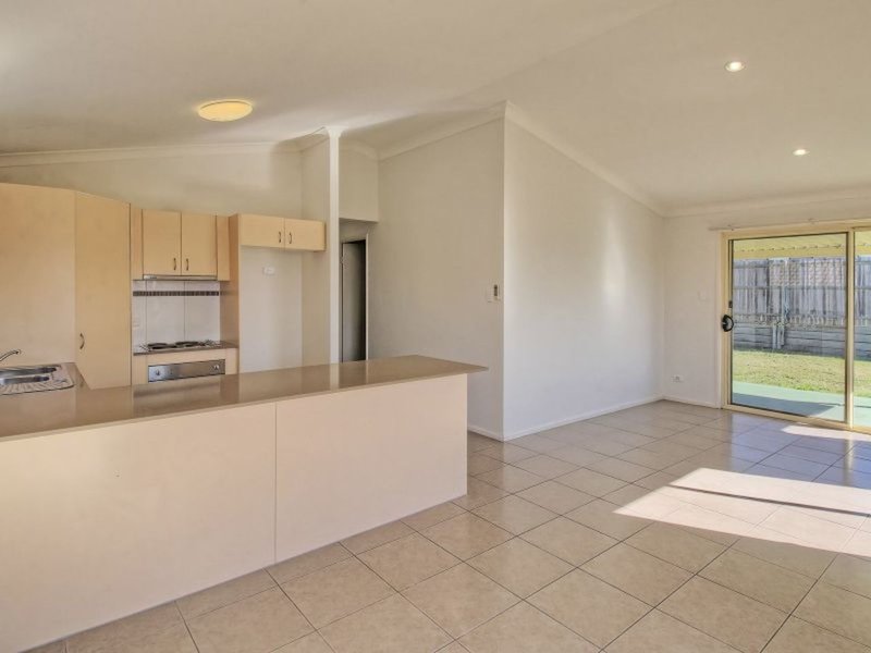 Photo - 17 Charlton Place, Regents Park QLD 4118 - Image 4