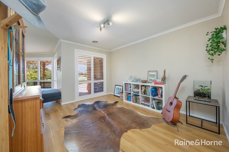 Photo - 17 Cherry Blossom Close, Craigieburn VIC 3064 - Image 5