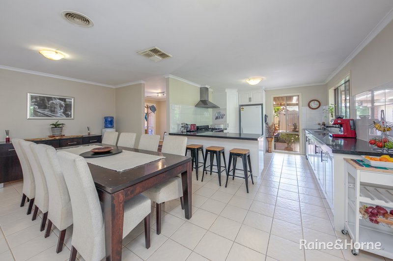 Photo - 17 Cherry Blossom Close, Craigieburn VIC 3064 - Image 8