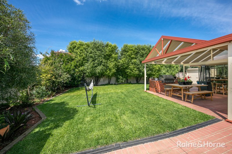 Photo - 17 Cherry Blossom Close, Craigieburn VIC 3064 - Image 14