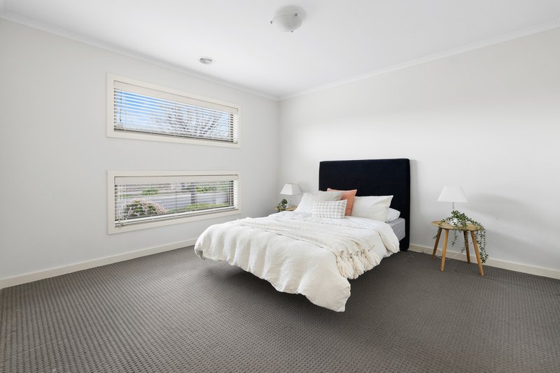 Photo - 17 Clematis Crescent, Manor Lakes VIC 3024 - Image 2