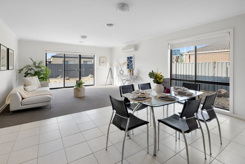 Photo - 17 Clematis Crescent, Manor Lakes VIC 3024 - Image 6