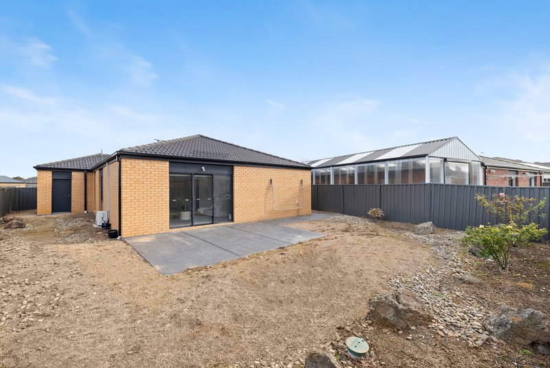 Photo - 17 Clematis Crescent, Manor Lakes VIC 3024 - Image 14