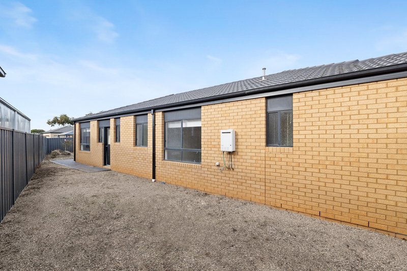 Photo - 17 Clematis Crescent, Manor Lakes VIC 3024 - Image 15