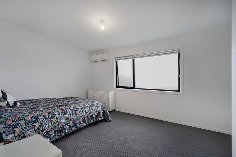 Photo - 17 Clendon Way, Craigieburn VIC 3064 - Image 8