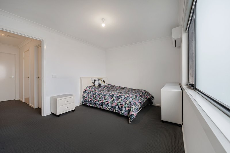 Photo - 17 Clendon Way, Craigieburn VIC 3064 - Image 9