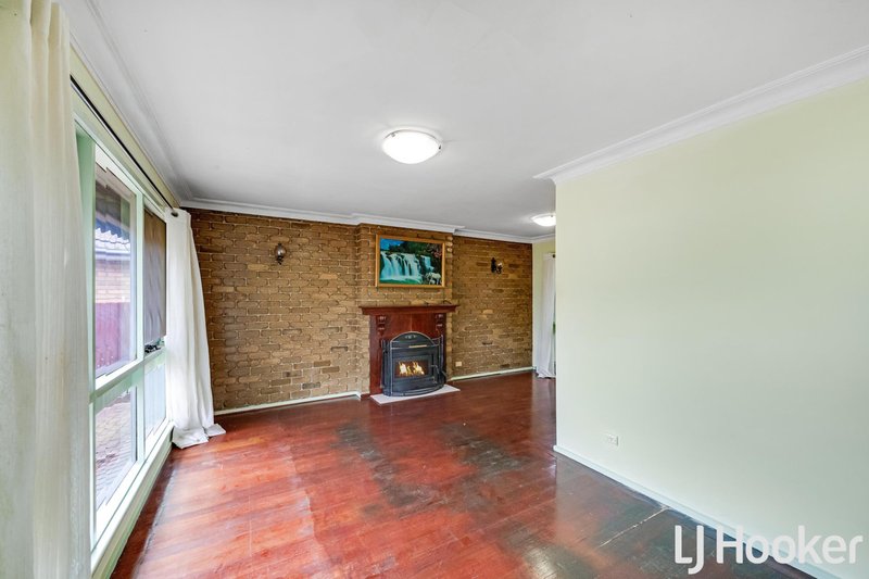 Photo - 17 Clowes Street, Melton South VIC 3338 - Image 5