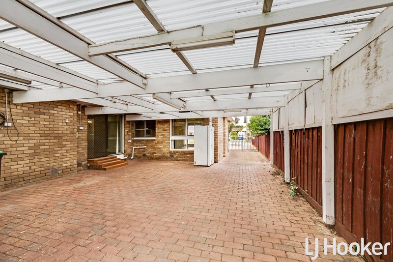 Photo - 17 Clowes Street, Melton South VIC 3338 - Image 9