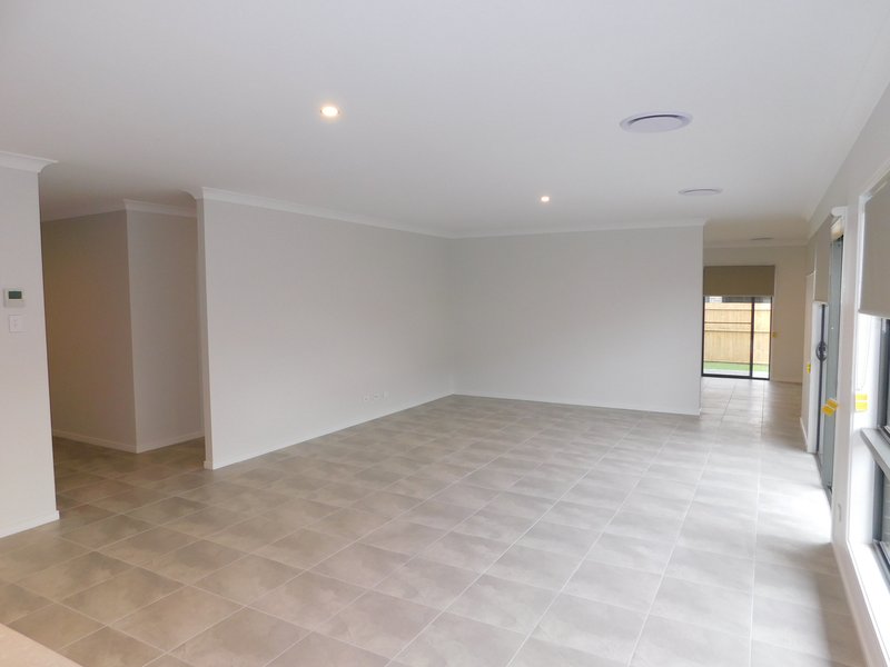 Photo - 17 Comanche Street, Newport QLD 4020 - Image 5