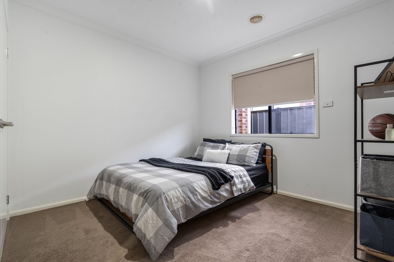 Photo - 17 Creekbridge Street, Craigieburn VIC 3064 - Image 12