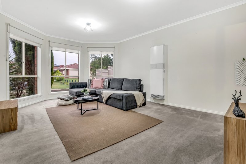 Photo - 17 Creswick Court, Roxburgh Park VIC 3064 - Image 2