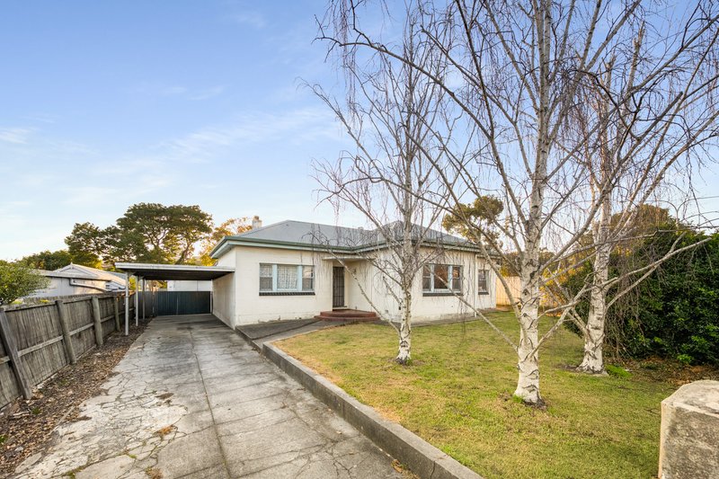 Photo - 17 Crouch Street North, Mount Gambier SA 5290 - Image 1