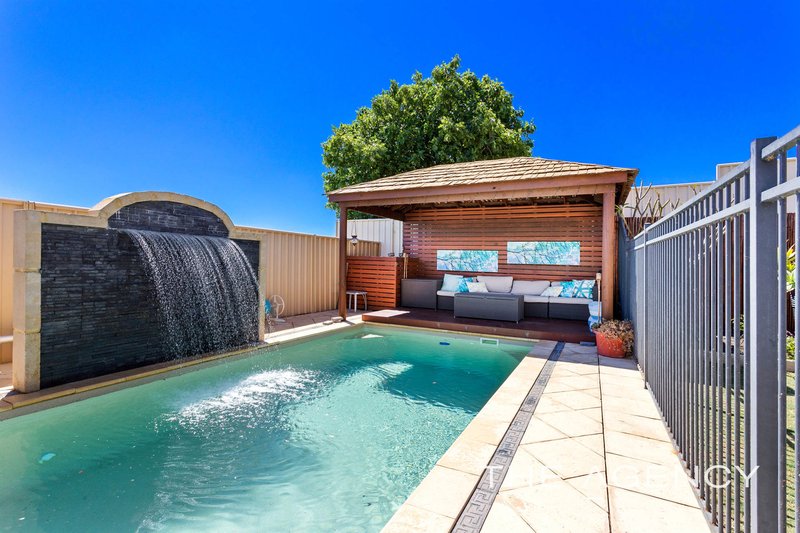 Photo - 17 Cupello Drive, Swan View WA 6056 - Image 3