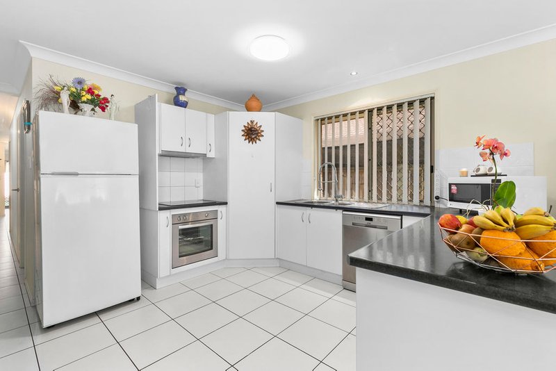 Photo - 17 Curve Avenue, Wynnum QLD 4178 - Image 2