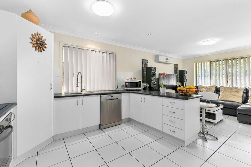 Photo - 17 Curve Avenue, Wynnum QLD 4178 - Image 3