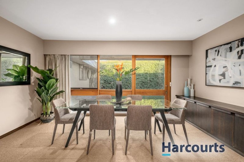 Photo - 17 Deanswood Close, Wantirna South VIC 3152 - Image 2