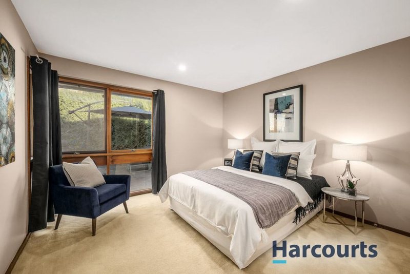 Photo - 17 Deanswood Close, Wantirna South VIC 3152 - Image 7