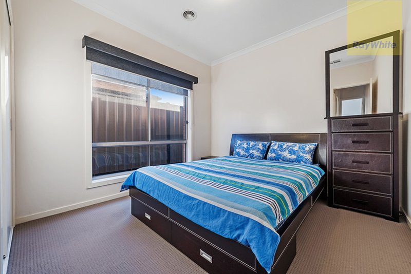 Photo - 17 Dempster Drive, Craigieburn VIC 3064 - Image 9