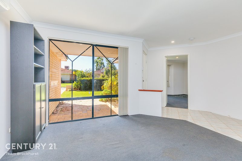 Photo - 17 Dunlowe Loop, Warnbro WA 6169 - Image 3