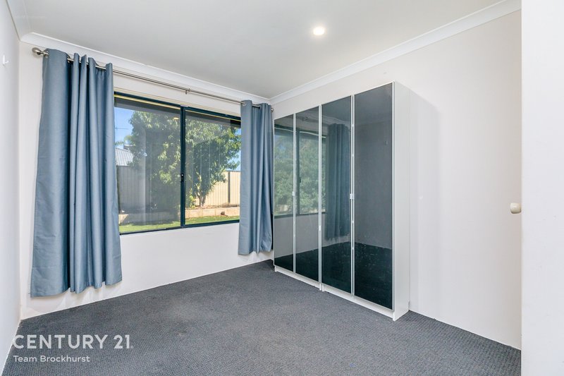 Photo - 17 Dunlowe Loop, Warnbro WA 6169 - Image 15