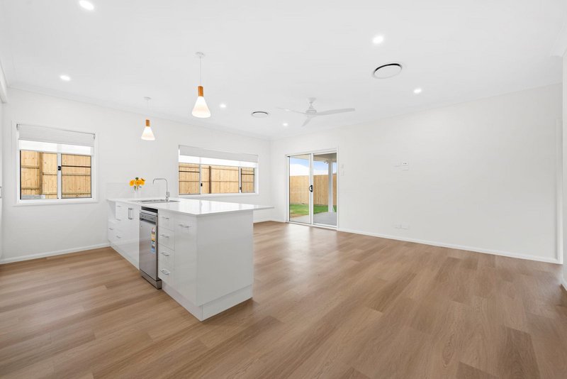Photo - 17 Dunmall Crescent, Glenvale QLD 4350 - Image 7