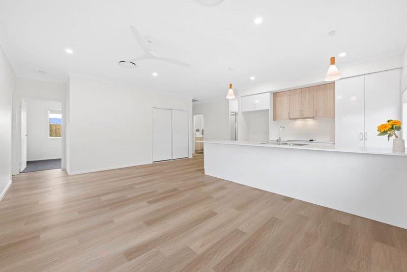 Photo - 17 Dunmall Crescent, Glenvale QLD 4350 - Image 8