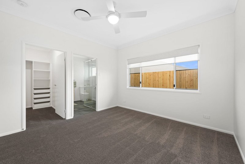 Photo - 17 Dunmall Crescent, Glenvale QLD 4350 - Image 9