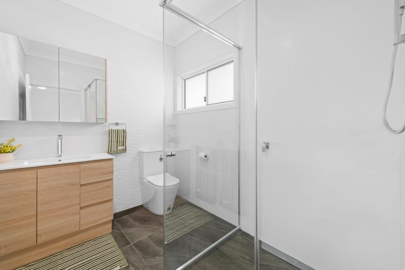 Photo - 17 Dunmall Crescent, Glenvale QLD 4350 - Image 11