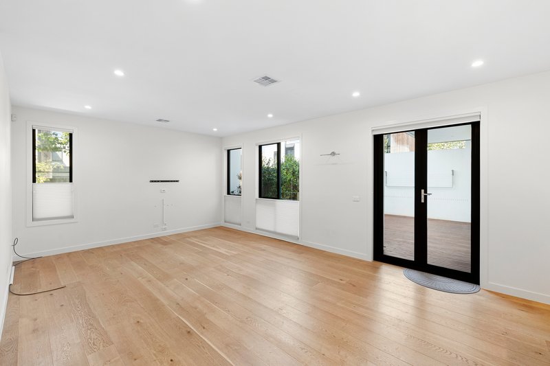 Photo - 17 Ellsworth Crescent, Camberwell VIC 3124 - Image 3