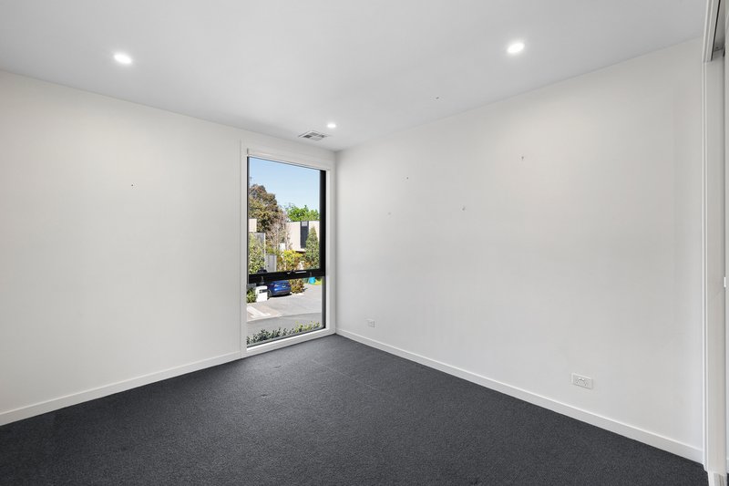 Photo - 17 Ellsworth Crescent, Camberwell VIC 3124 - Image 6