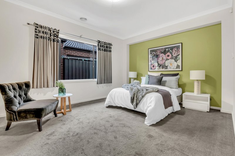 Photo - 17 Escapade Boulevard, Craigieburn VIC 3064 - Image 13