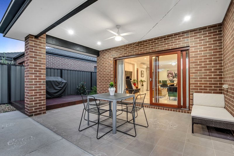 Photo - 17 Escapade Boulevard, Craigieburn VIC 3064 - Image 18