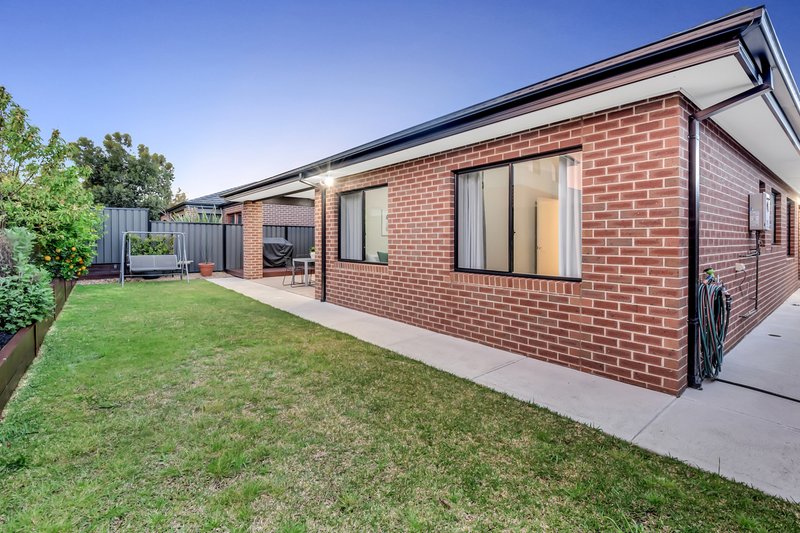 Photo - 17 Escapade Boulevard, Craigieburn VIC 3064 - Image 19