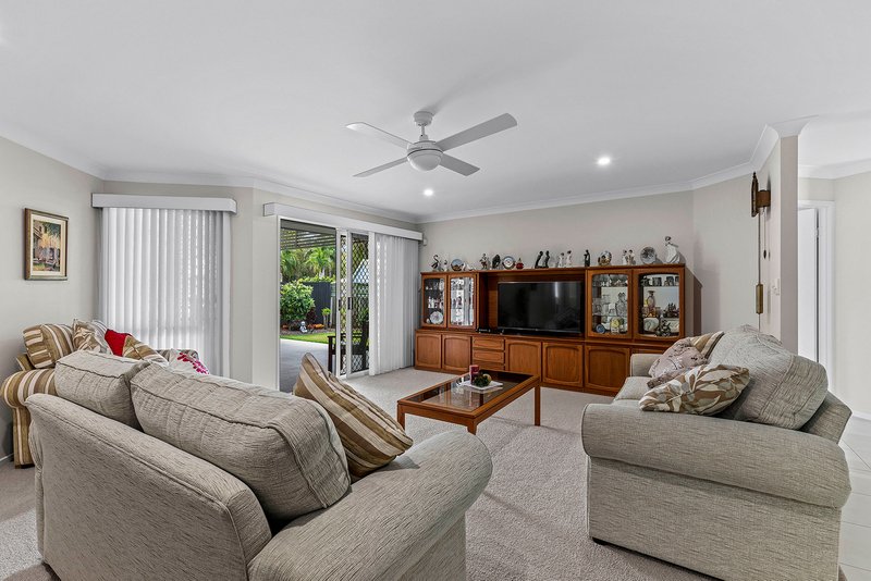 Photo - 17 Fairview Place, Bridgeman Downs QLD 4035 - Image 5