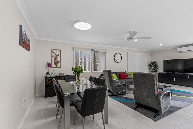 Photo - 17 Fairview Place, Bridgeman Downs QLD 4035 - Image 8