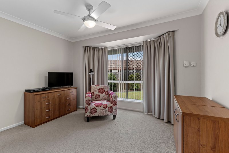 Photo - 17 Fairview Place, Bridgeman Downs QLD 4035 - Image 15