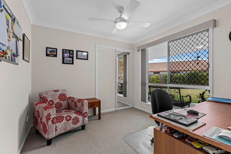 Photo - 17 Fairview Place, Bridgeman Downs QLD 4035 - Image 16