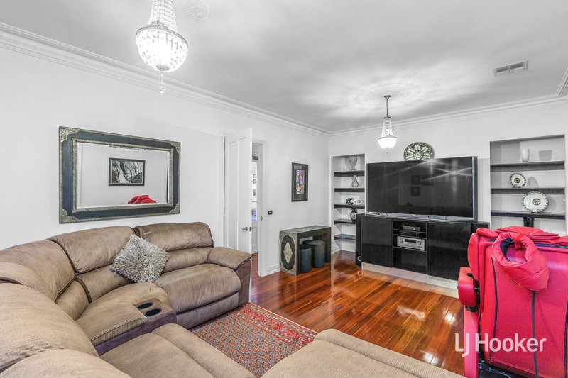 Photo - 17 Fairways Boulevard, Deer Park VIC 3023 - Image 16