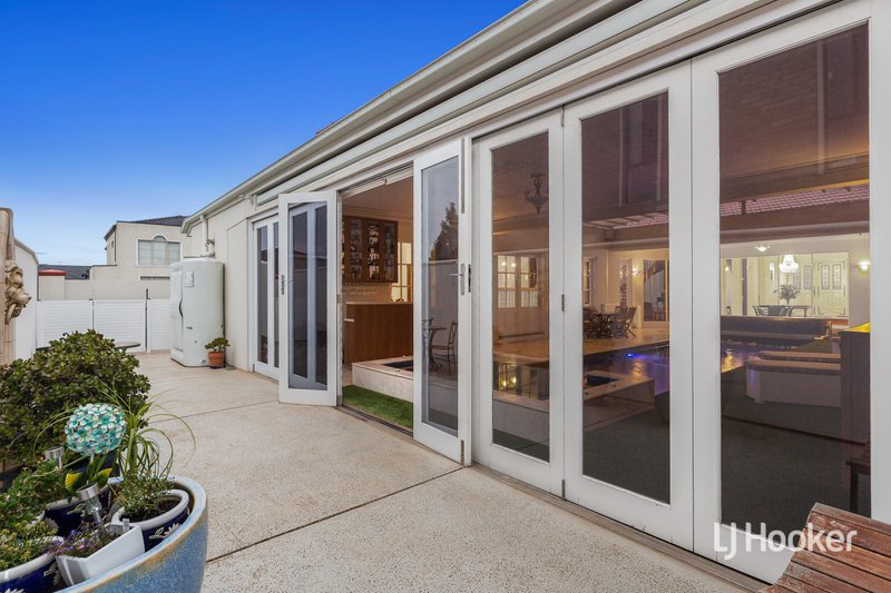 Photo - 17 Fairways Boulevard, Deer Park VIC 3023 - Image 25