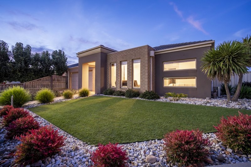 Photo - 17 Filmont Drive, Werribee VIC 3030 - Image 2