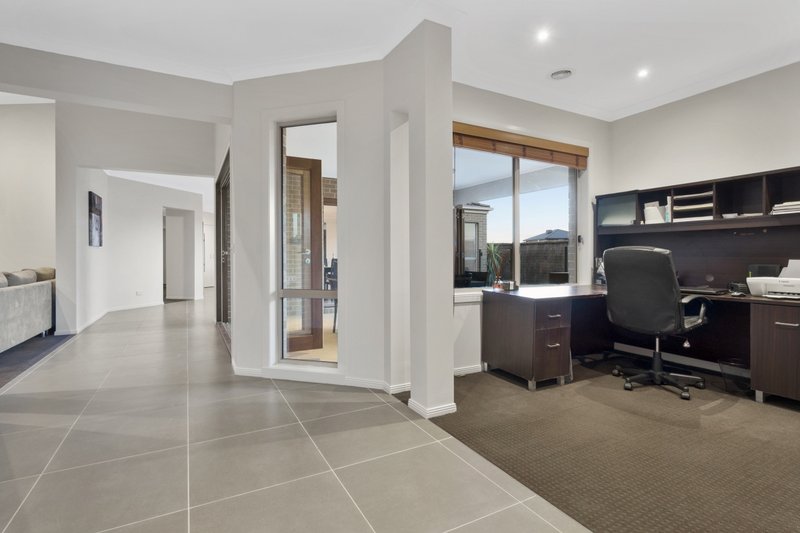 Photo - 17 Filmont Drive, Werribee VIC 3030 - Image 6