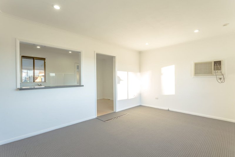 Photo - 17 Finisterre Avenue, Whalan NSW 2770 - Image 4