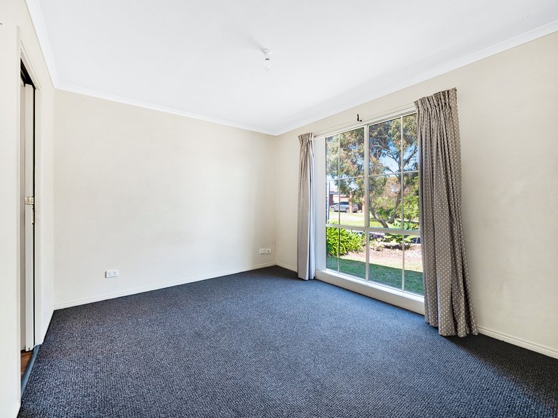 Photo - 17 Fishburn Place, Cranbourne West VIC 3977 - Image 13