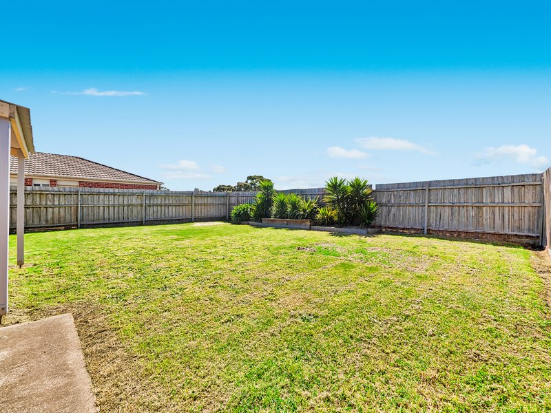 Photo - 17 Fishburn Place, Cranbourne West VIC 3977 - Image 15