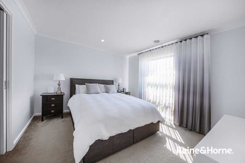 Photo - 17 Flanagan Crescent, Cranbourne South VIC 3977 - Image 9