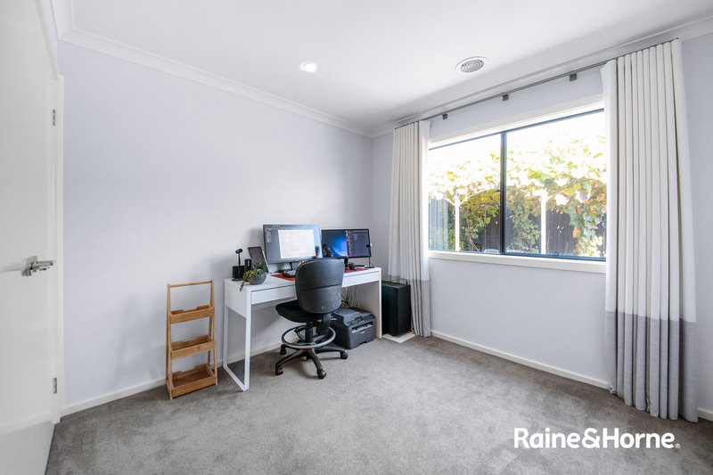 Photo - 17 Flanagan Crescent, Cranbourne South VIC 3977 - Image 11